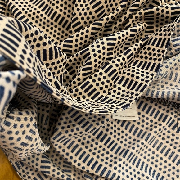 Tory Burch Women’s Black White Blouse Print Collar Poly Lightweight EUC size M - Picture 9 of 14